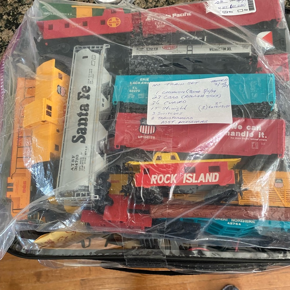 Lot of vintage train cars (does not work)